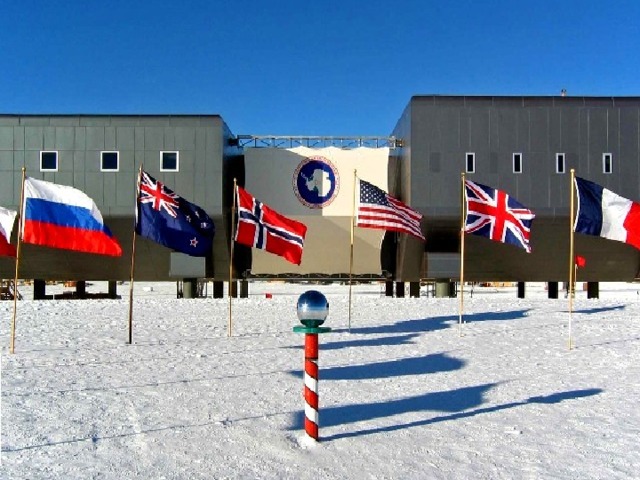 Станция «Беллинсгаузен» Станция «Мак-Мёрде» - крупнейшая в Антарктиде (США) Станция «Прогресс» В 1968 году основана самая северная советская научная станция в Антарктиде — Беллинсгаузен. Российские полярники часто называют станцию Беллинсгаузен «курортом», ведь здесь тепло круглый год. В самый тёплый месяц февраль (антарктическое лето) – (+1) С, в самый холодный (август) – (-7) С.   Имеет  3 аэродрома и более 100 строений.